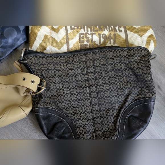 Group of Vintage Coaches . - Picture 15 of 16